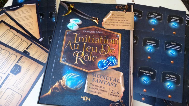 Initiation au Jeu de Rôle: le livre et quelques accessoires